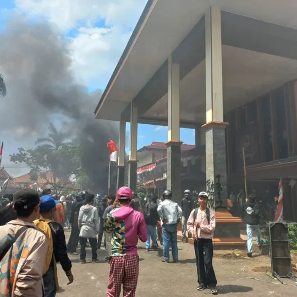 KANTOR DPRD Kabupaten Cirebon, dirusak massa, sebagian barang dibakar