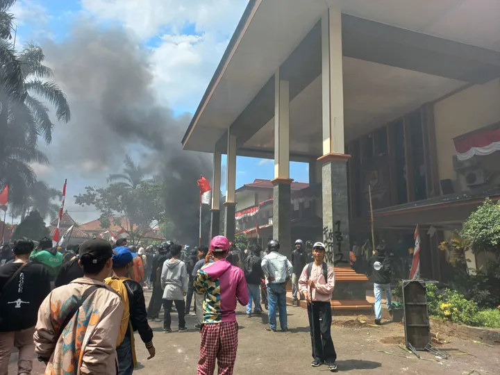 KANTOR DPRD Kabupaten Cirebon, dirusak massa, sebagian barang dibakar