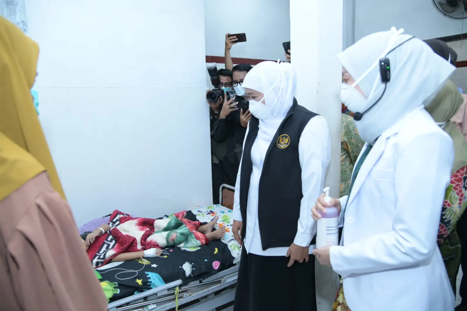 Khofifah Indar Parawansa kunjungi pasien campak di RSUD dr. H. Moh. Anwar Sumenep untuk mendorong vaksinasi massal campak rubella