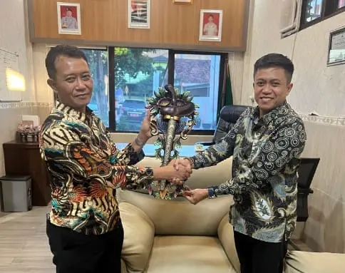 Ketua DPC ISSITA Sumenep, Dr. Naghfir, menyerahkan cinderamata keris kepada Kepala Kantor Pertanahan Sumenep, Wardojo, sebagai simbol pelestarian budaya