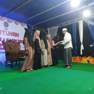 Kades Galis Giligenting Berikan Santunan Anak Yatim Bersama Yayasan Ar Rasyid