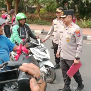 Kapolres Bangkalan Bagikan Ratusan Bendera Merah Putih, Ajak Masyarakat Kibarkan Sepanjang Agustus