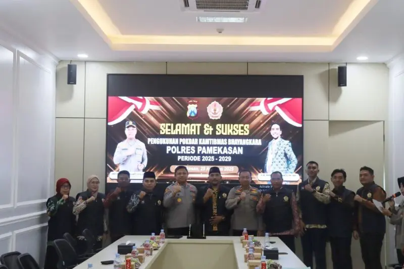 Pengurus Pokdar Kamtibmas Pamekasan saat dikukuhkan oleh Kapolres Pamekasan