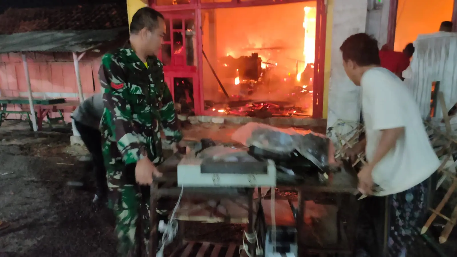 Pemadaman kebakaran rumah akibat korsleting listrik di Sokarame Paseser, Sumenep, oleh TNI, Polri, dan warga