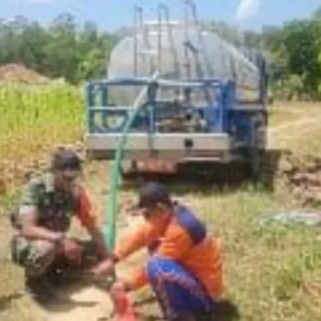 Badan Penanggulangan Bencana Daerah (BPBD) Kabupaten Sumenep, Babinsa Koramil 0827/11 Pasongsongan membantu penyaluran bantuan air bersih di Desa Prancak