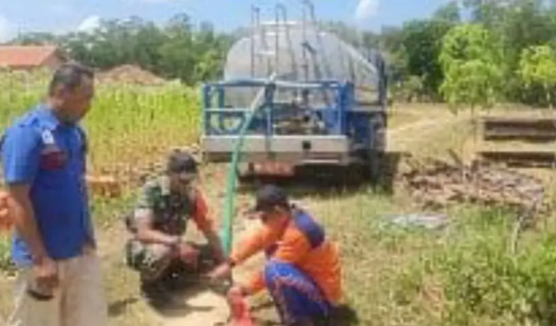 Badan Penanggulangan Bencana Daerah (BPBD) Kabupaten Sumenep, Babinsa Koramil 0827/11 Pasongsongan membantu penyaluran bantuan air bersih di Desa Prancak