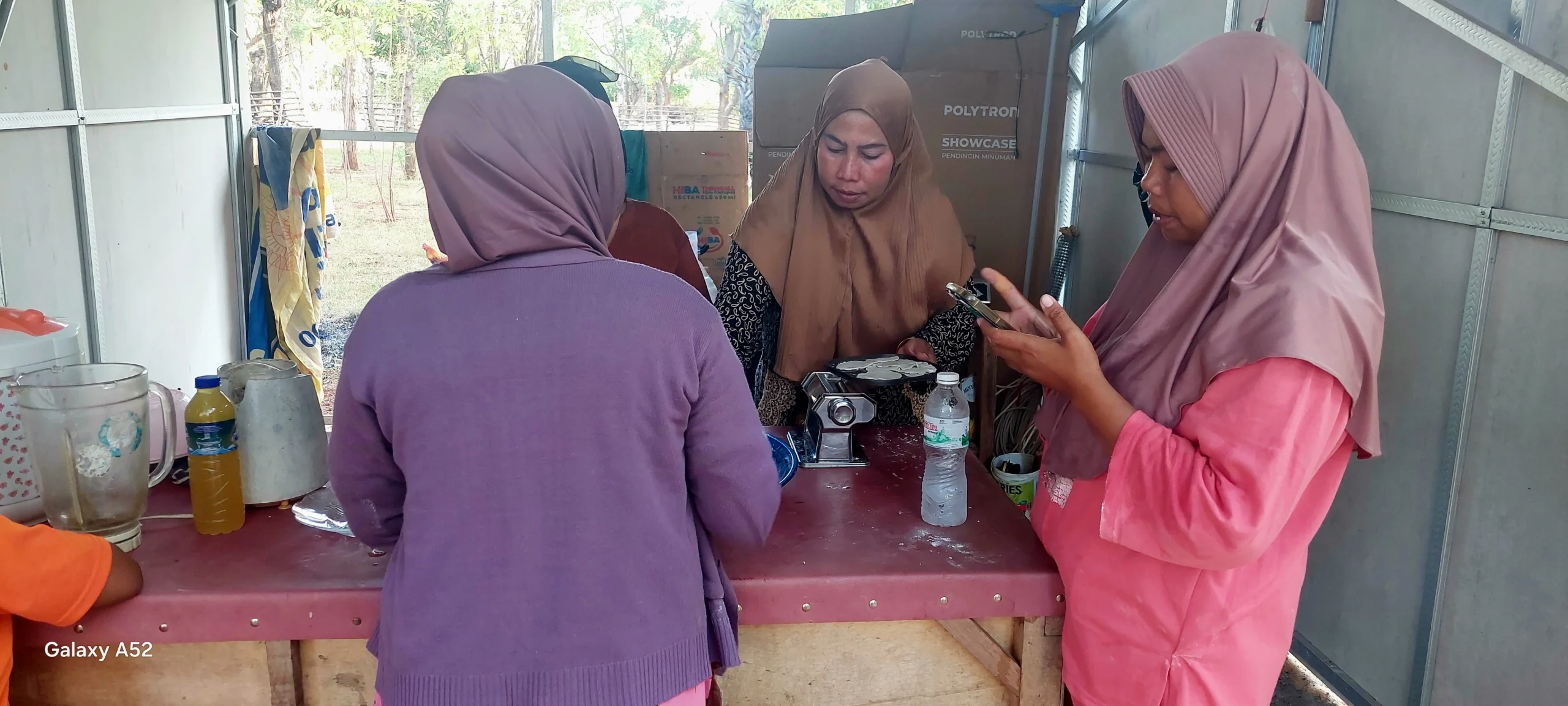 Proses produksi kerupuk ikan teri Poklahsar Sumur Tumpang Desa Galis Giligenting Sumenep