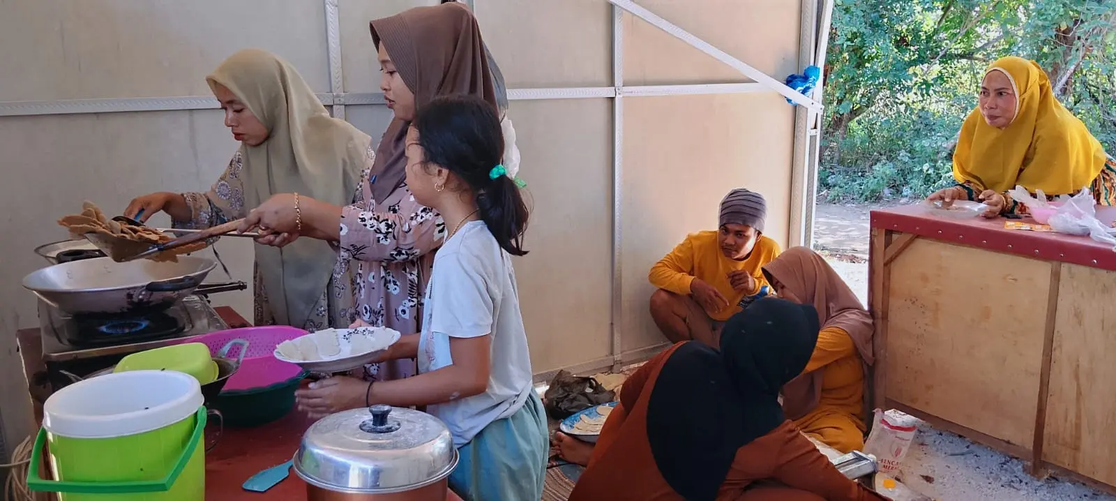 Kelompok Poklahsar Sumur Tumpang Dusun Julung Lao', Desa Galis, Kecamatan Giligenting, Kabupaten Sumenep, saat proses pembuatan kerupuk ikan teri