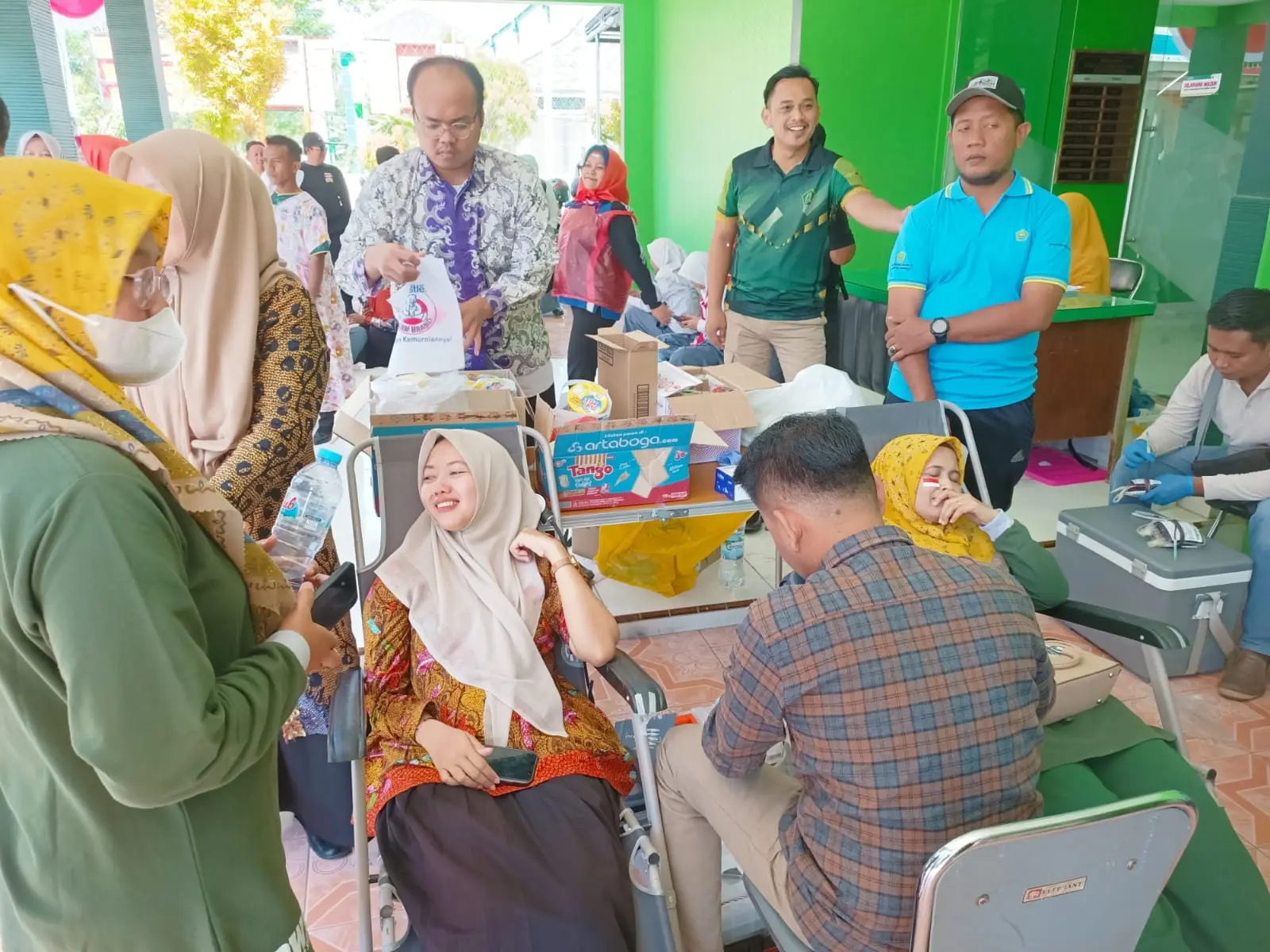 Pegawai Kemenag Sumenep bersama PMI mendonorkan darah untuk membantu pasien rumah sakit di wilayah Sumenep
