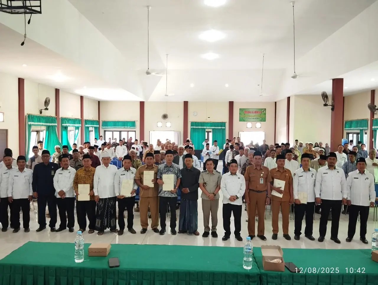 Penyerahan sertifikat tanah wakaf dalam kegiatan Ikrar Wakaf Massal Kemenag Sumenep