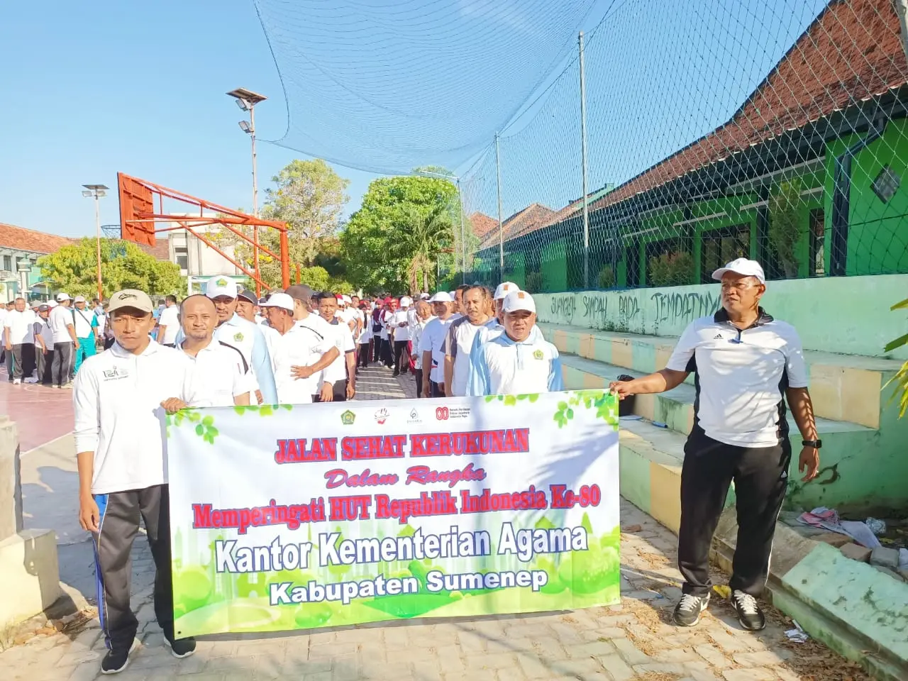 Peserta Jalan Sehat Kerukunan Kemenag Sumenep mengenakan atribut merah putih saat memperingati HUT ke-80 Kemerdekaan RI