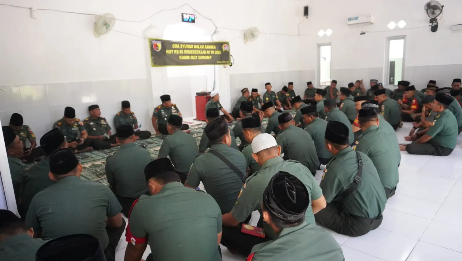 Doa bersama peringatan HUT ke-80 RI yang dipimpin Kasdim 0827/Sumenep Cba Ari Pamungkas di Makodim Sumenep