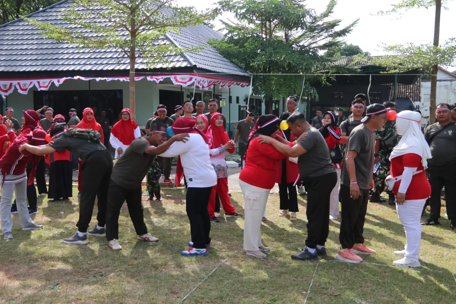 Prajurit Kodim 0827/Sumenep bersama Persit KCK meriahkan HUT RI ke-80 melalui lomba 17 Agustus di halaman Makodim Sumenep