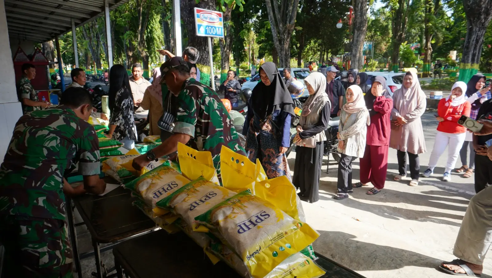 Penyaluran beras SPHP oleh Kodim 0827 Sumenep dan Bulog dalam Gerakan Pangan Murah untuk masyarakat Sumenep