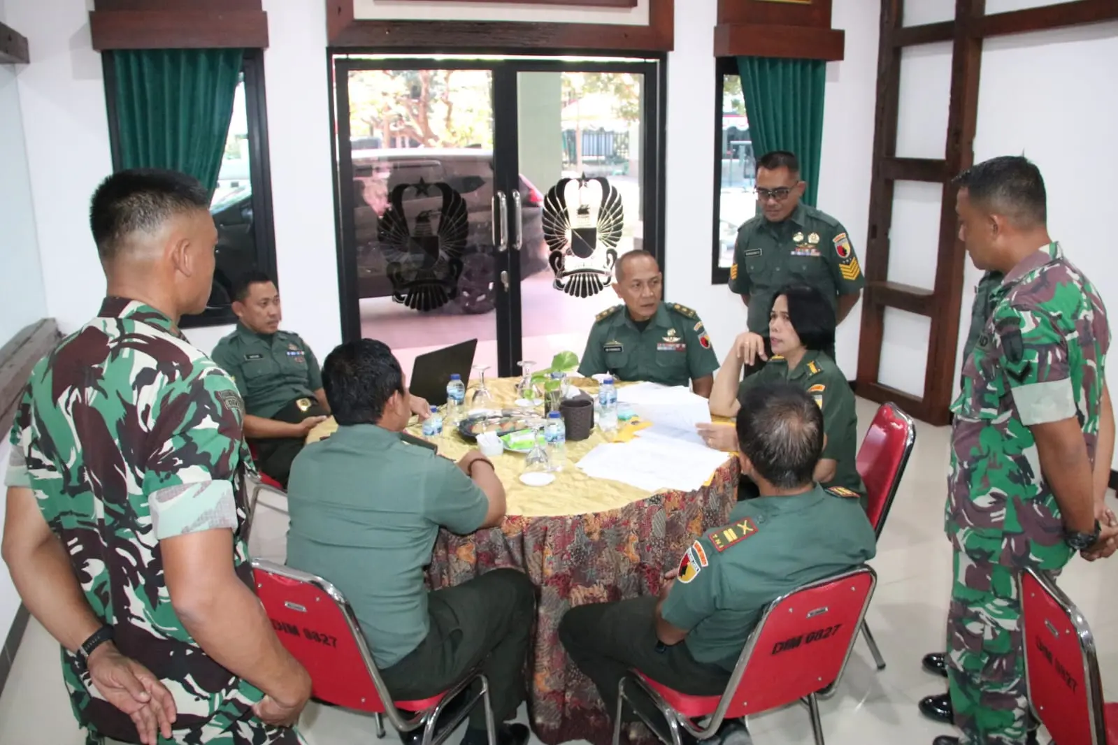 Tim Verifikasi Korem 084/Bhaskara Jaya saat melakukan pengecekan administrasi di Kodim 0827/Sumenep menjelang serah terima jabatan Dandim