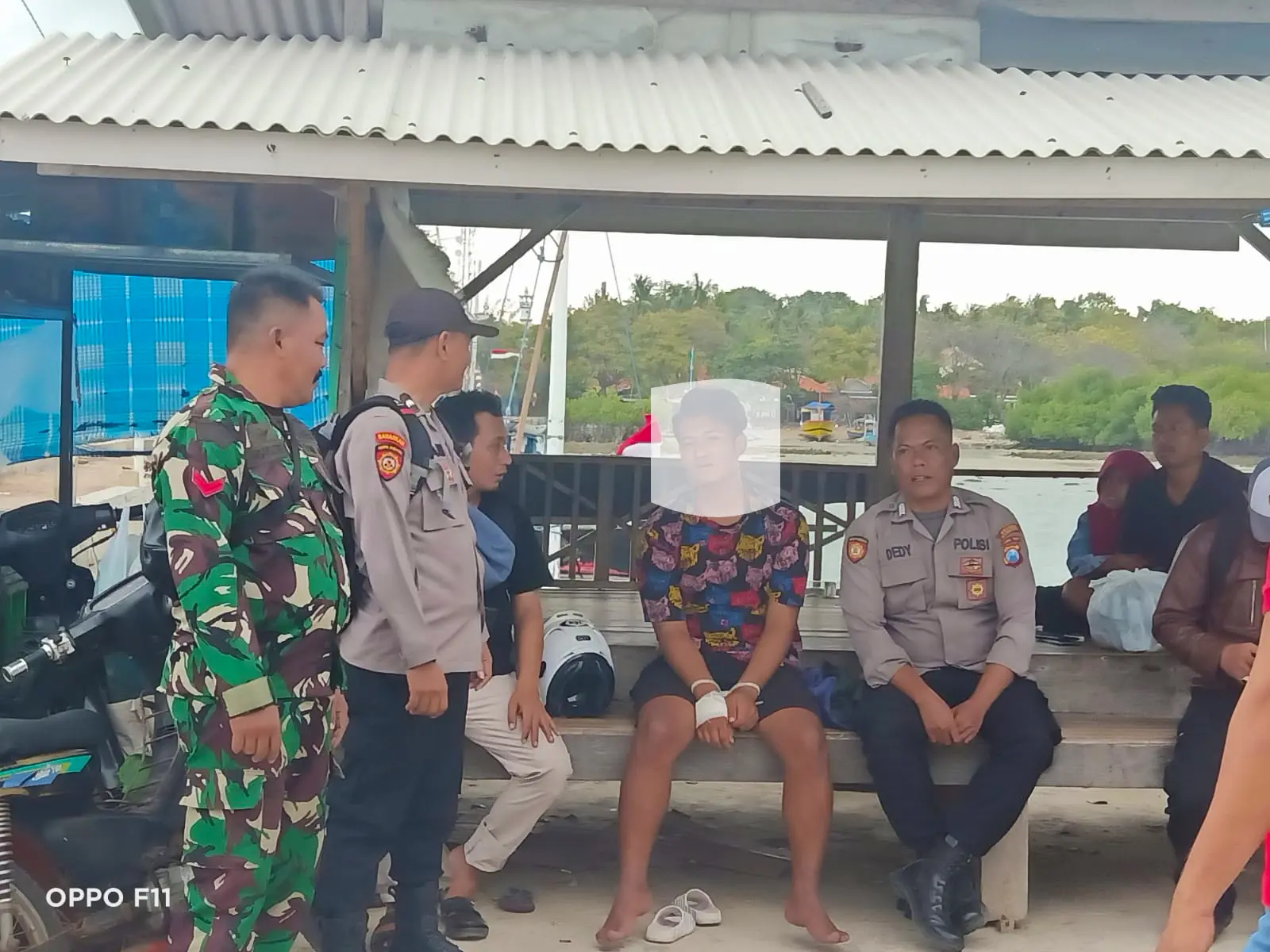 Petugas kepolisian bersama aparat TNI mengamankan seorang pemuda di Kecamatan Giligenting, Kabupaten Sumenep, yang diduga menganiaya ayah kandungnya hingga tewas