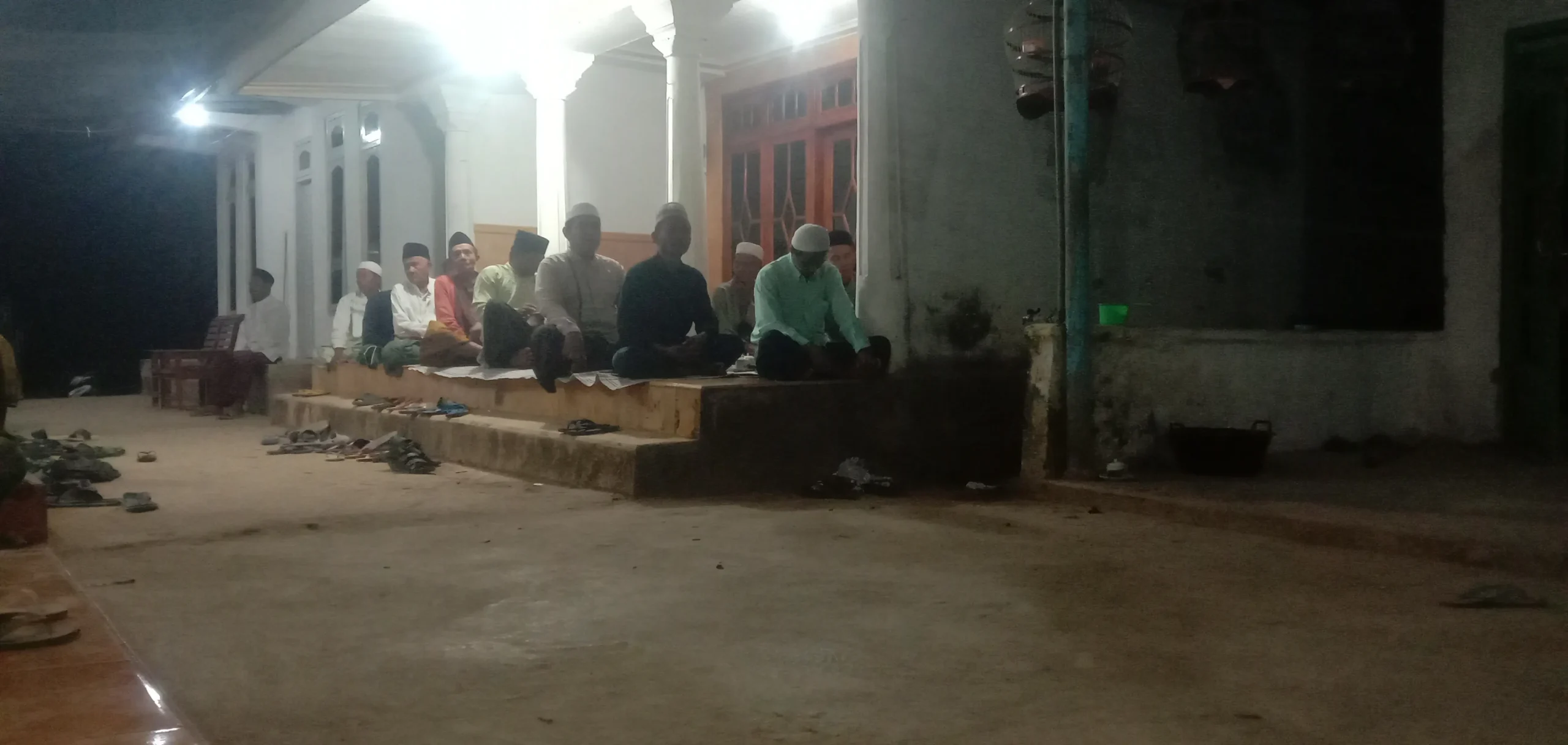 Warga Dusun Lembung Barat menggelar tradisi sarwah dengan yasinan, tahlil, dan jamuan khas Madura