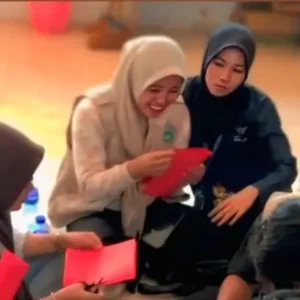 Mahasiswa KKN Universitas PGRI Sumenep Hiasi Kelas dan Buat Media Pembelajaran di SDN Bunpenang III