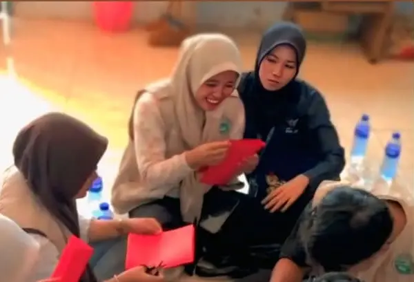 Mahasiswa KKN Universitas PGRI Sumenep Kelompok 32 menghias kelas dan membuat media pembelajaran di SDN Bunpenang III, Desa Bunpenang, Dungkek