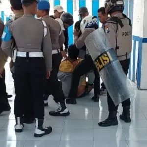 Mahasiswa Sampang Blokade Jalan Nasional, Satu Orang Diduga Provokator Diamankan Polisi