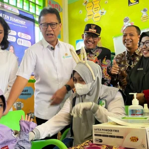 Menkes Budi Gunadi Tinjau KLB Campak di Sumenep