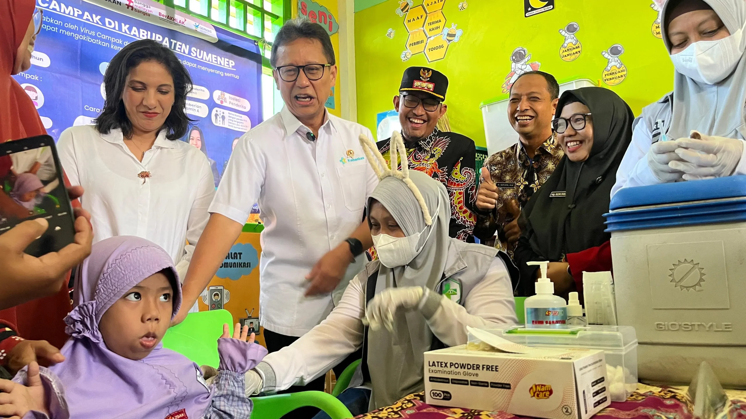 Menkes Budi Gunadi Sadikin tinjau imunisasi campak massal di Sumenep, 28 Agustus 2025