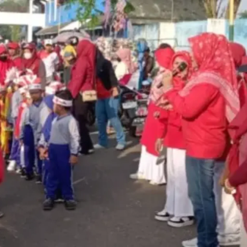Peserta Himpaudi Kota Sumenep mengikuti Senam Anak Hebat dan Jalan Sehat HUT ke-80 RI di Stadion GOR A. Yani Pangligur