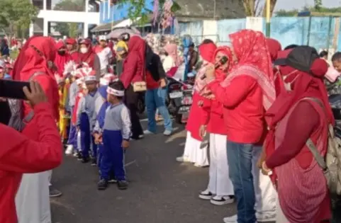 Peserta Himpaudi Kota Sumenep mengikuti Senam Anak Hebat dan Jalan Sehat HUT ke-80 RI di Stadion GOR A. Yani Pangligur