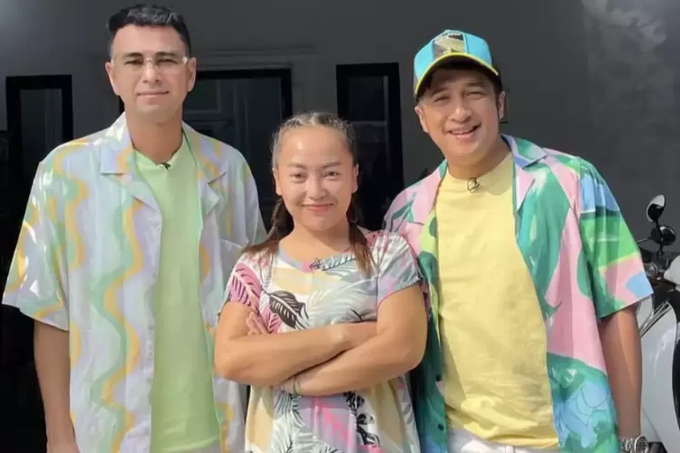 Mpok Alpa komedian Betawi bersama Raffi Ahmad dan Irfan Hakim di acara televisi For Your Pagi