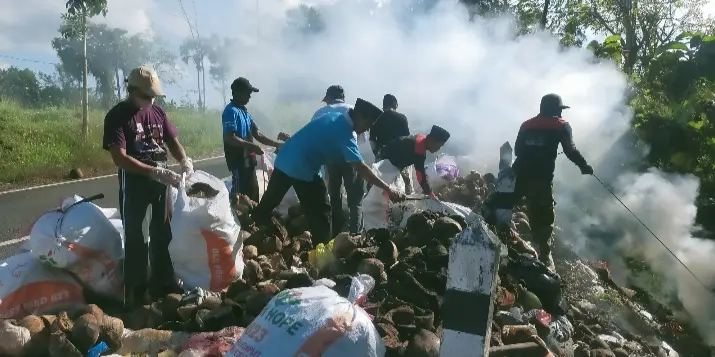 GP Ansor Batang-Batang, Sumenep saat membersihkan sampah