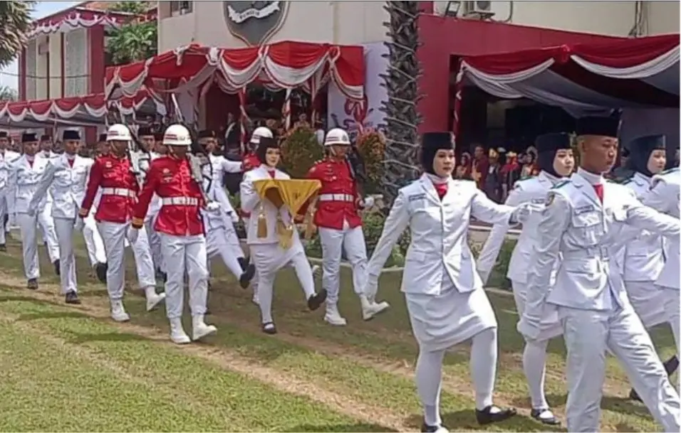 Paskibraka Sumenep 2025 mengibarkan bendera merah putih pada Upacara HUT ke-80 Republik Indonesia di Halaman Kantor Bupati