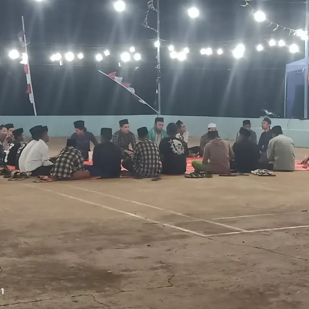Pemuda Dusun Julung bersama warga menggelar pembacaan Shalawat Nariyah setiap malam Sabtu sebagai wujud kecintaan kepada Rasulullah SAW