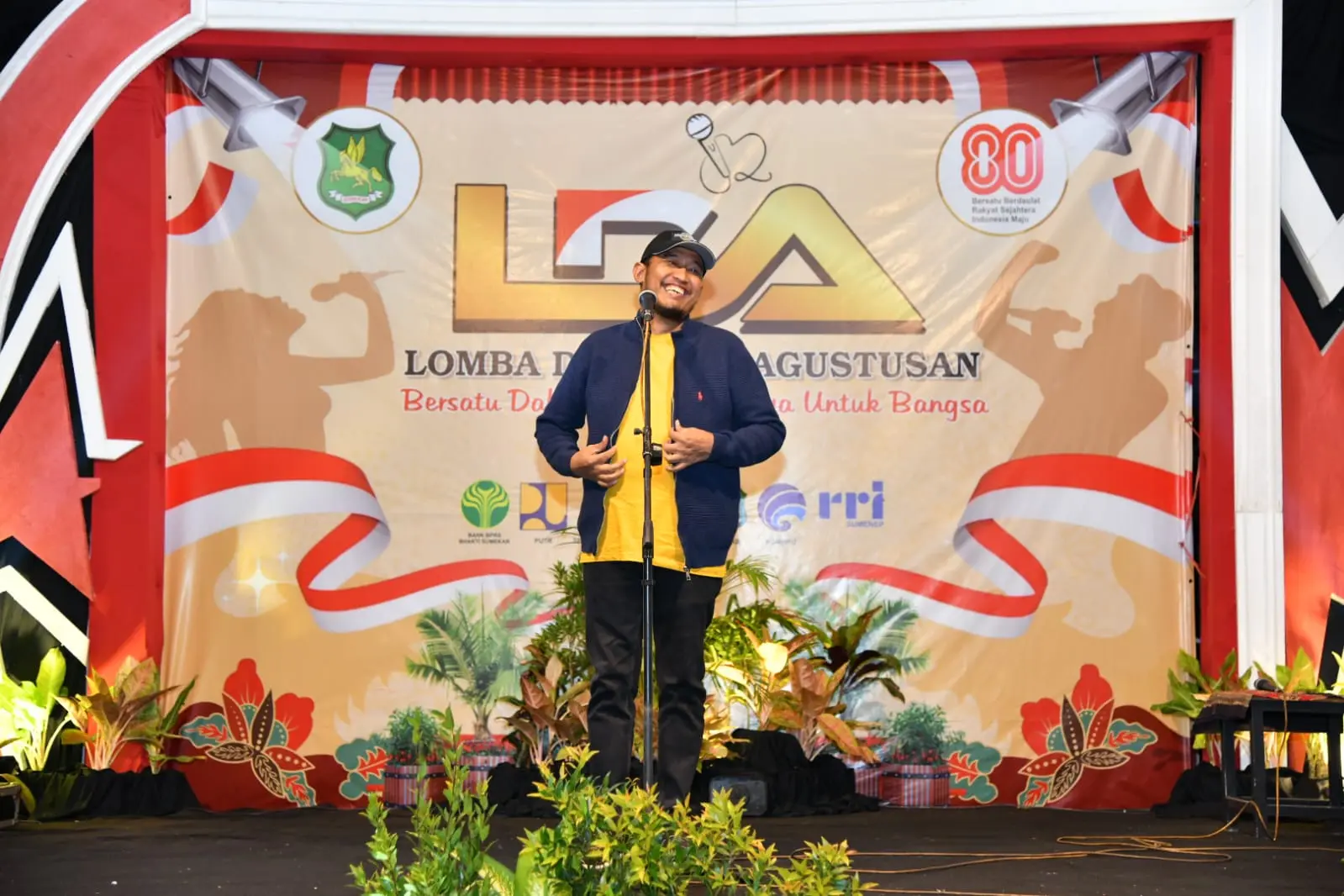 Bupati Sumenep Achmad Fauzi membuka Lomba Dangdut ASN dalam rangka HUT ke-80 RI di Halaman Kantor Bupati Sumenep, 11 Agustus 2025