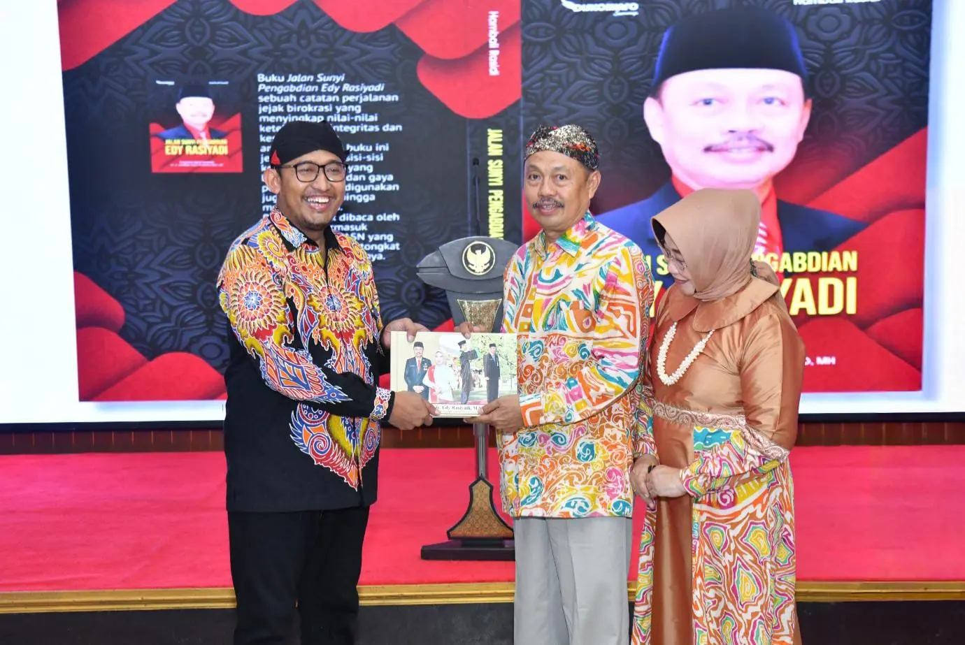 Bupati Sumenep Achmad Fauzi Wongsojudo bersama Sekda Edy Rasiyadi dalam acara pisah kenang purna tugas 2025