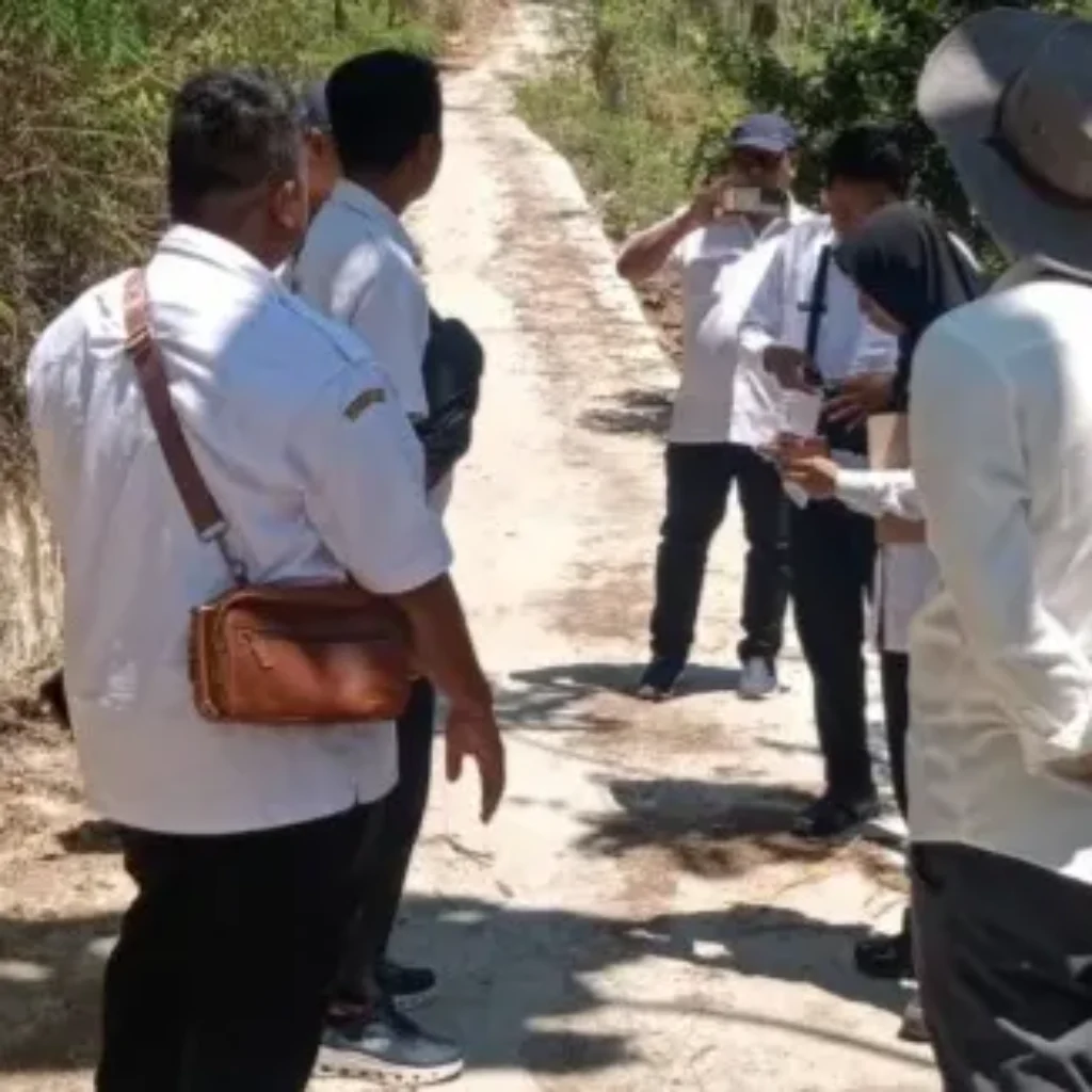 Tim Pemkab Sumenep memantau pembangunan jalan usaha tani dan sumur dalam dari dana DBHCHT 2025 di Kecamatan Bluto dan Saronggi