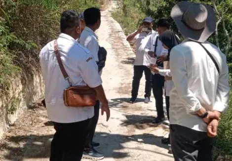 Tim Pemkab Sumenep memantau pembangunan jalan usaha tani dan sumur dalam dari dana DBHCHT 2025 di Kecamatan Bluto dan Saronggi