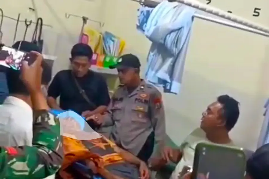 Korban penganiayaan Misnayu (59) saat proses pemeriksaan di Puskesmas Giligenting