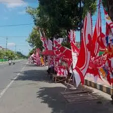 Pedagang musiman bendera merah putih mulai ramai menghiasi trotoar jalan protokol Kota Sumenep jelang peringatan Hari Kemerdekaan RI