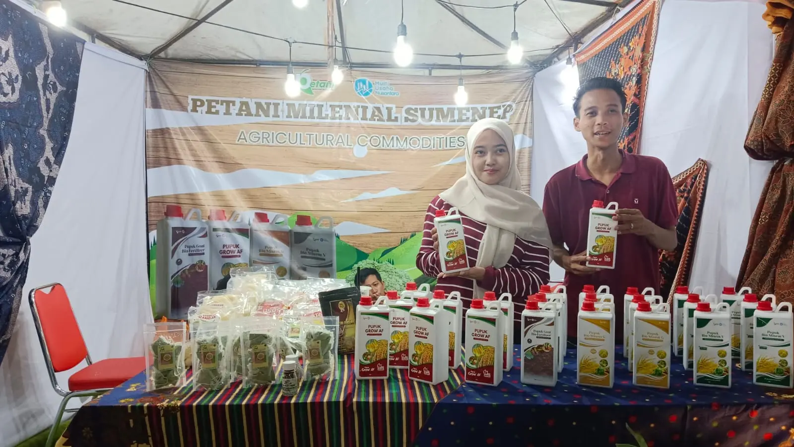 Komunitas Petani Milenial Sumenep menampilkan produk pupuk organik dan UMKM lokal di ajang Madura Night Vaganza 2025 di Stadion GOR Ahmad Yani Sumenep