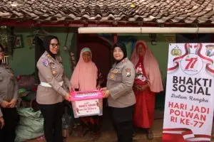 Polwan Polres Sumenep menggelar kegiatan bakti sosial di Kabupaten Sumenep dalam rangka memperingati Hari Jadi Polisi Wanita (Polwan) Republik Indonesia ke-77