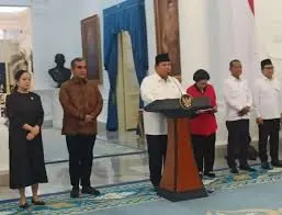 Presiden Prabowo Subianto memberikan keterangannya bersama pimpinan lembaga negara dan ketua umum partai politik di Istana Merdeka, Jakarta