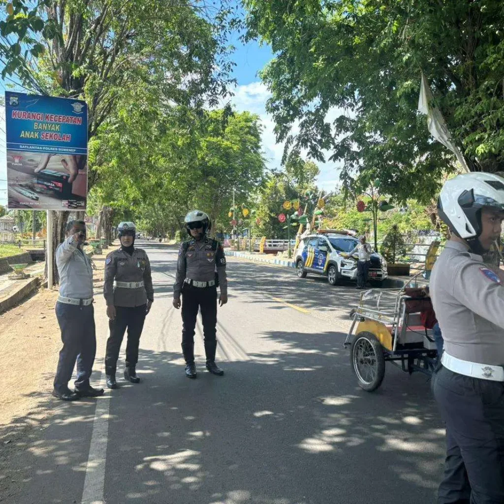 Petugas Satlantas Polres Sumenep memasang rambu lalu lintas di Jalan Raung sebagai upaya menciptakan Kawasan Tertib Lalu Lintas (KTL)