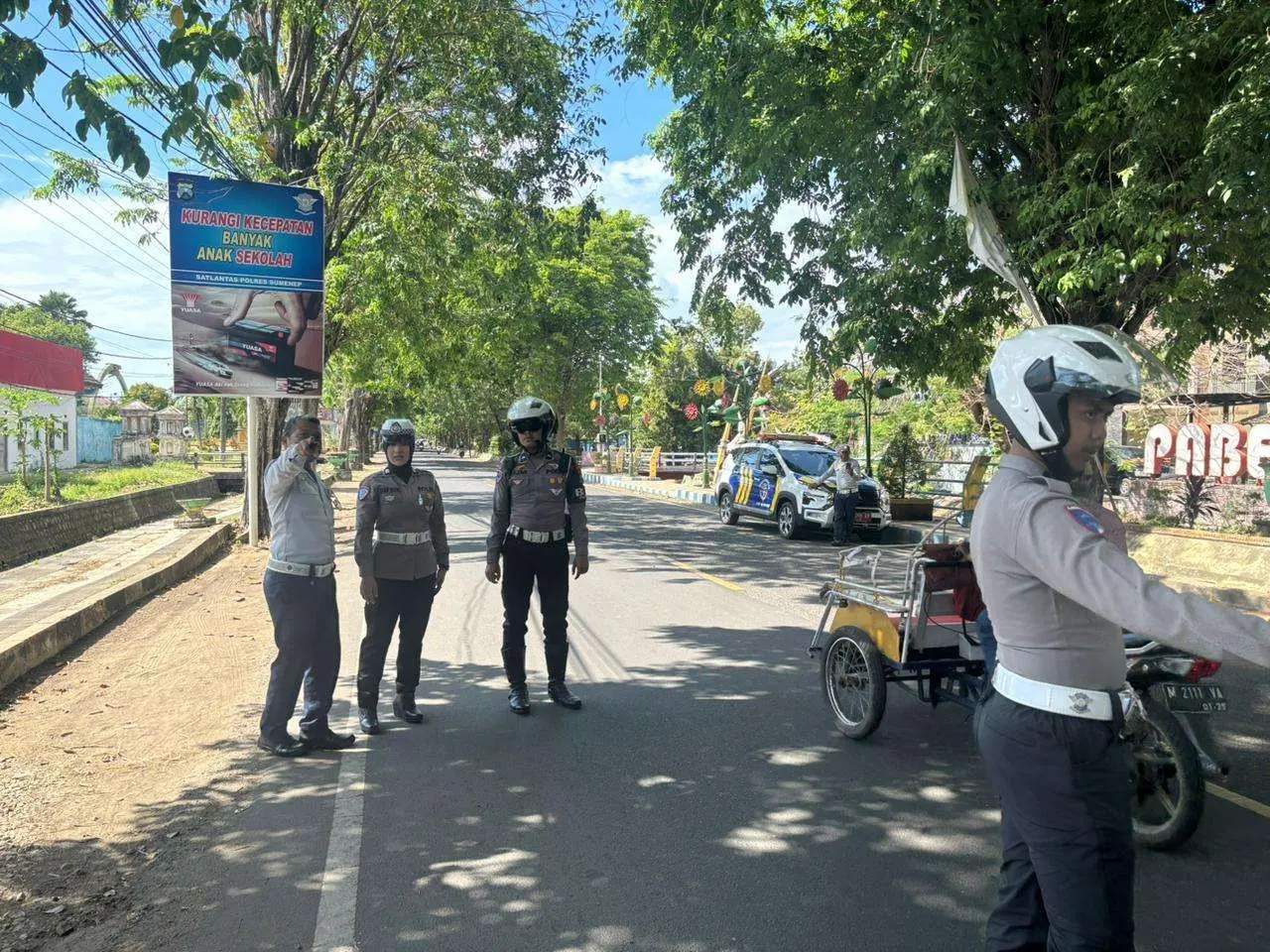 Petugas Satlantas Polres Sumenep memasang rambu lalu lintas di Jalan Raung sebagai upaya menciptakan Kawasan Tertib Lalu Lintas (KTL)