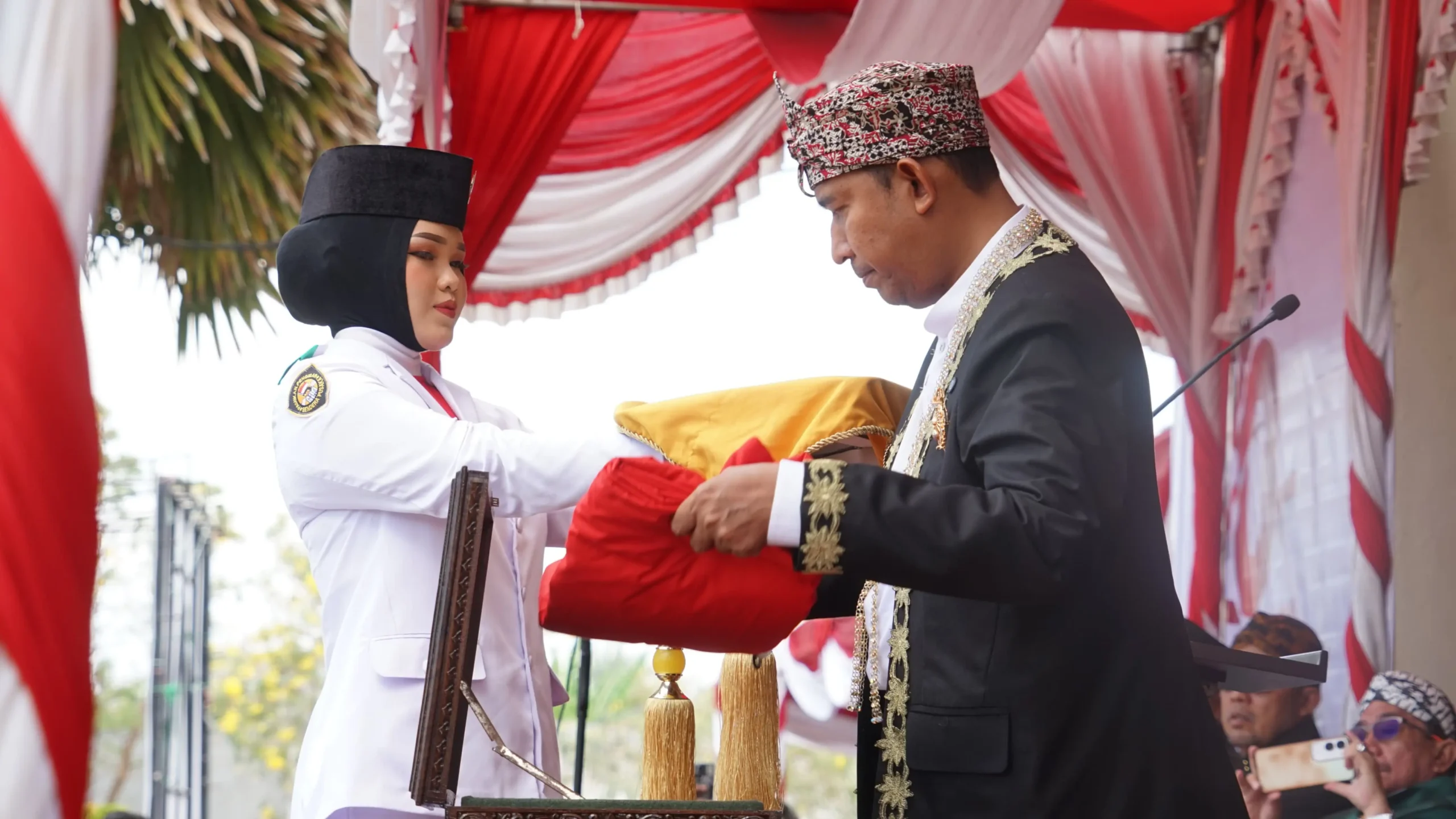 Upacara peringatan HUT ke-80 Kemerdekaan RI di halaman Kantor Bupati Sumenep, Minggu (17/8/2025), berlangsung khidmat dan lancar