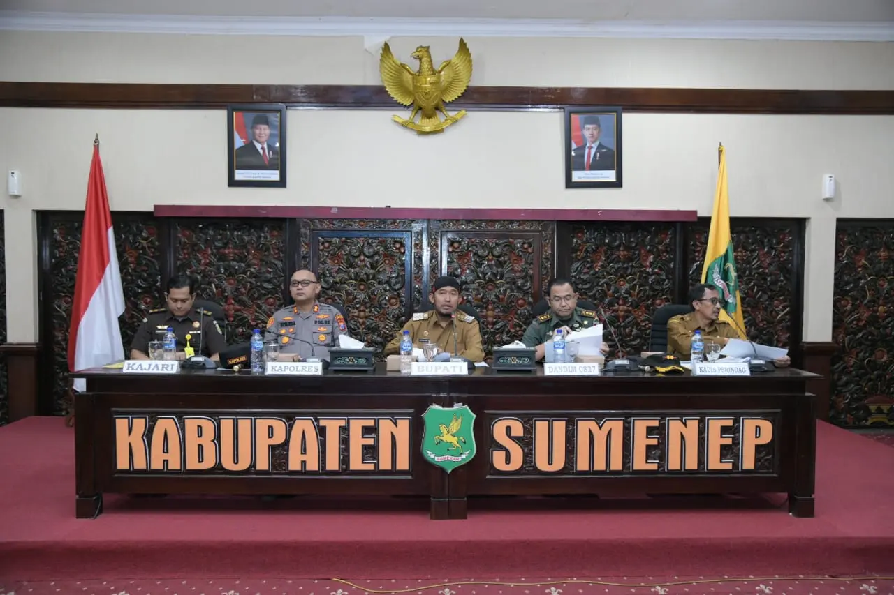 Bupati Sumenep Achmad Fauzi Wongsojudo memimpin rapat penetapan Titik Impas Harga Tembakau 2025 di Kantor Bupati, Senin (11/8/2025)