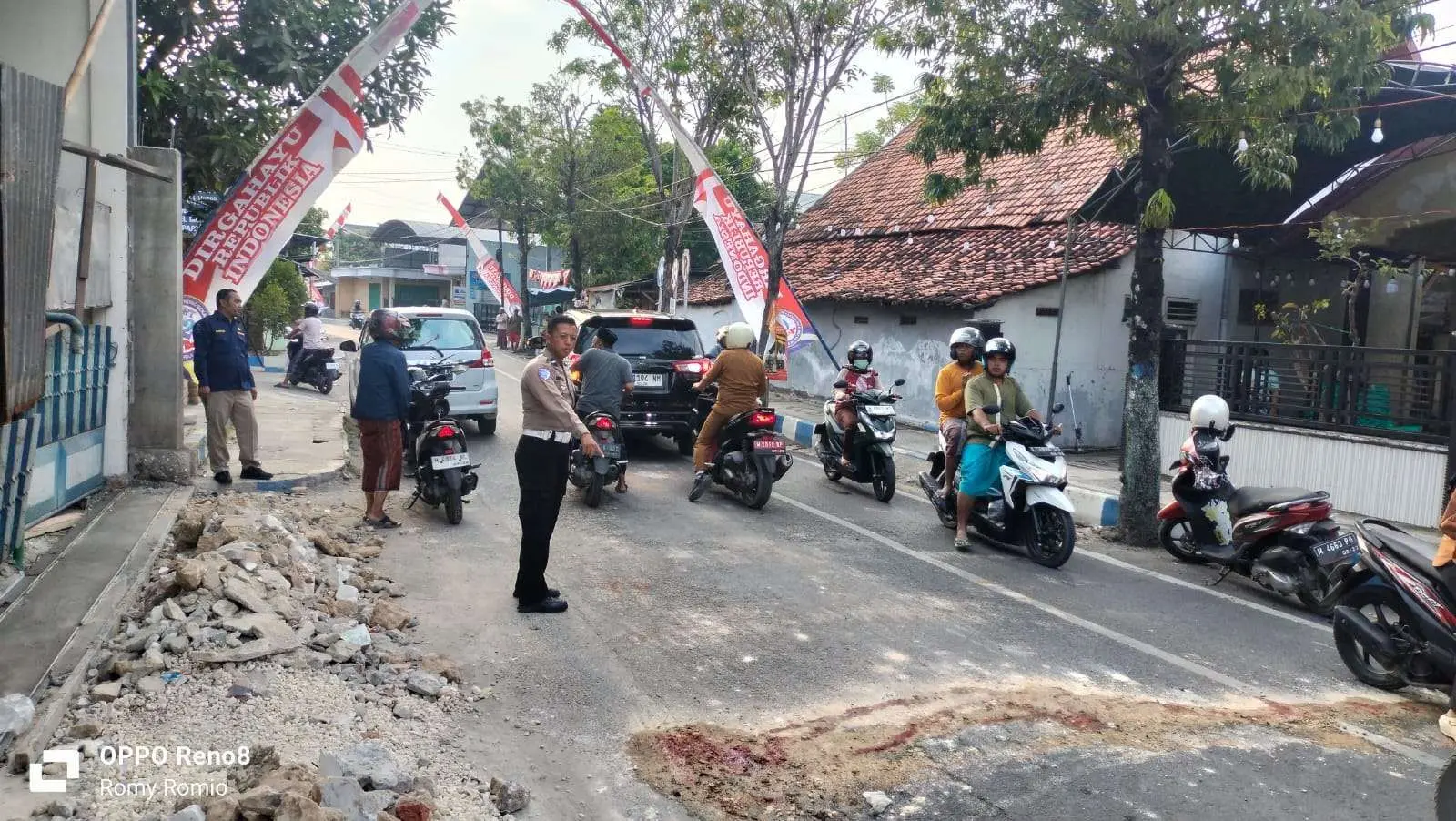 Anggota Satlantas Polres Sampang menujukkan lokasi laka yang mengakibatkan pelajar tewas di di Jalan Raya Imam Ghozali, Kabupaten Sampang, pada Selasa (5/8/2025) sekitar pukul 15.15 WIB