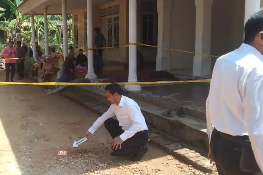 Polisi sedang melakukan Olah Tempat Kejadian Perkara (TKP) pembunuhan nenek oleh cucunya yang diduga ODGJ