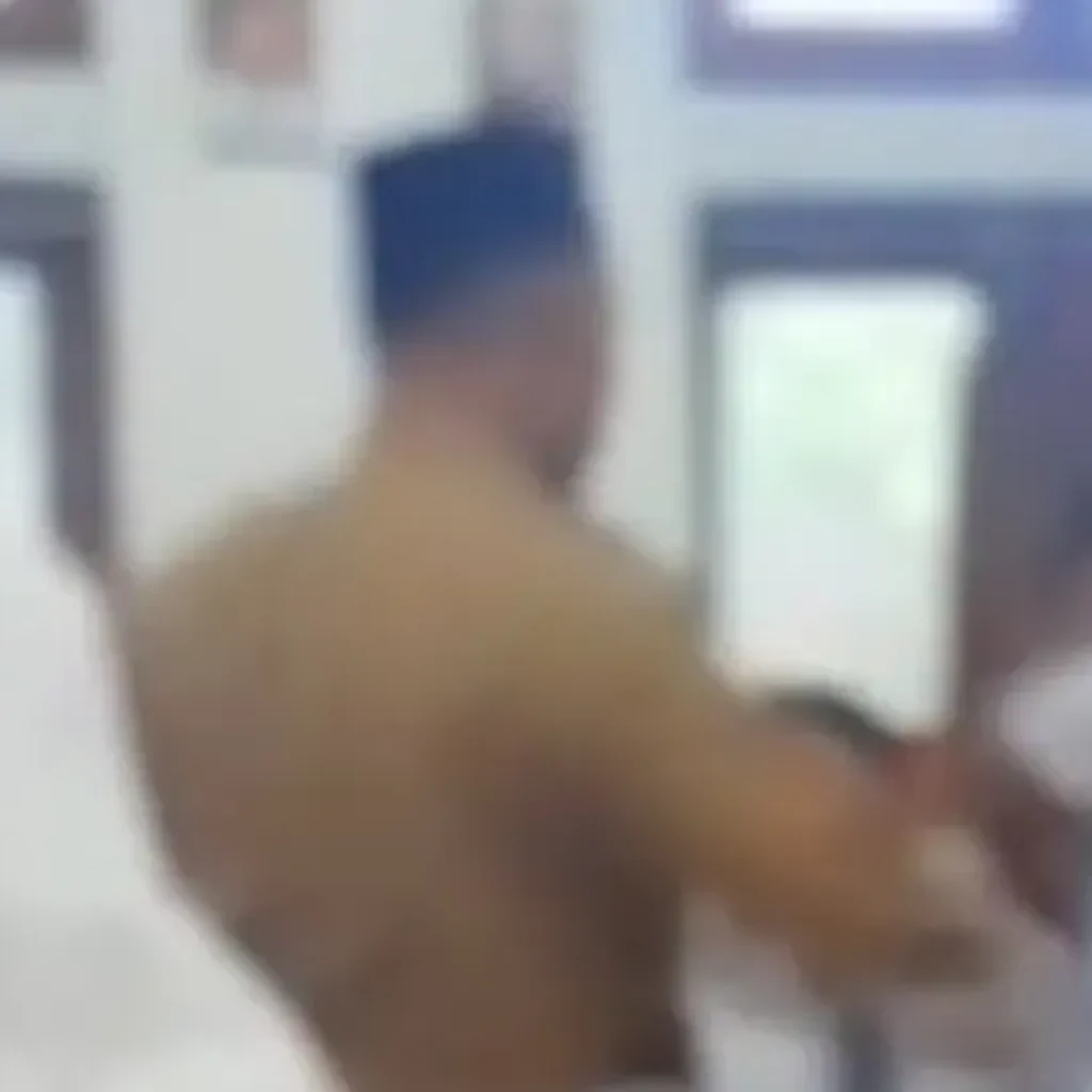 Guru di SMA Negeri 1 Pamekasan terekam memukul siswa saat pelajaran Bahasa Indonesia, viral di media sosial
