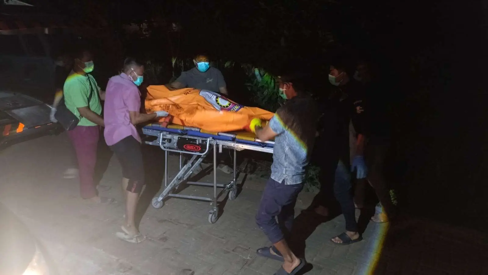 Petugas Polres Sumenep mengevakuasi mayat pria dari rumah kontrakan di Desa Batuan yang ditemukan dalam kondisi membusuk
