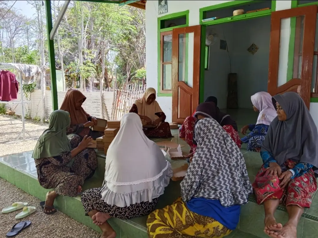 Panitia dan Pengurus Yayasan Ar Rasyid (Yasra) saat membungkus paket sembako untuk disalurkan kepada kaum dhuafa